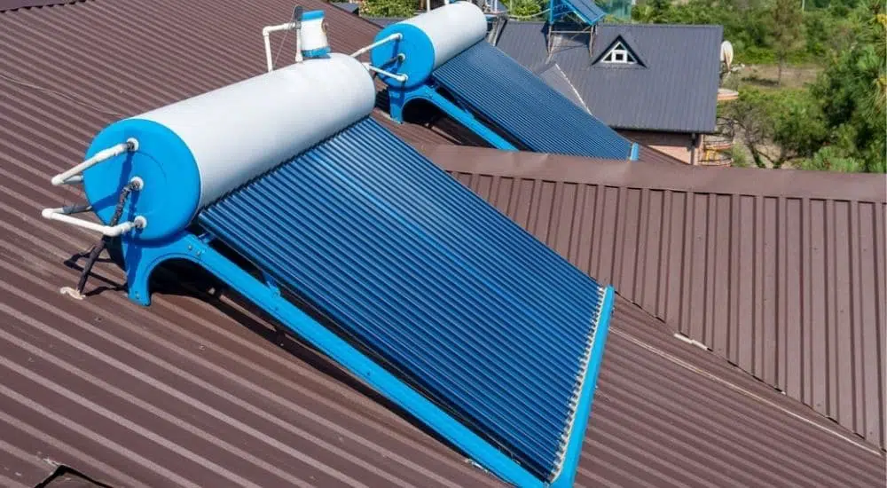 zonnecollector met geïntegreerd voorraadvat op dak